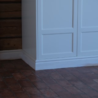 Detaljbild av golvsockel i garderob